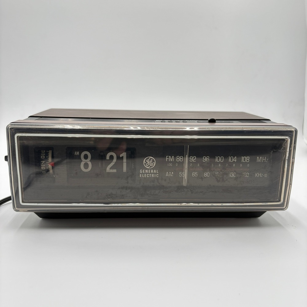 Vintage General Electric GE Flip Clock Radio 7-4305 AM/FM Alarm Wood Grain 1970s